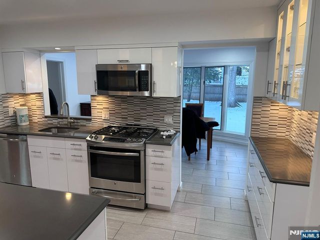 14 Louise Lane, Tenafly, NJ 07670