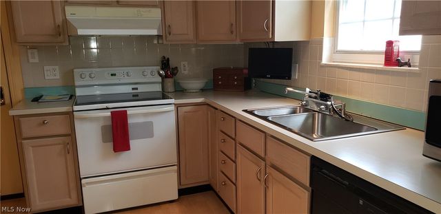 24690 Thicket Lane 32, Olmsted Falls, OH 44138