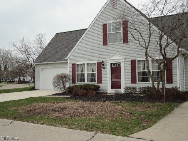 24690 Thicket Lane 32, Olmsted Falls, OH 44138