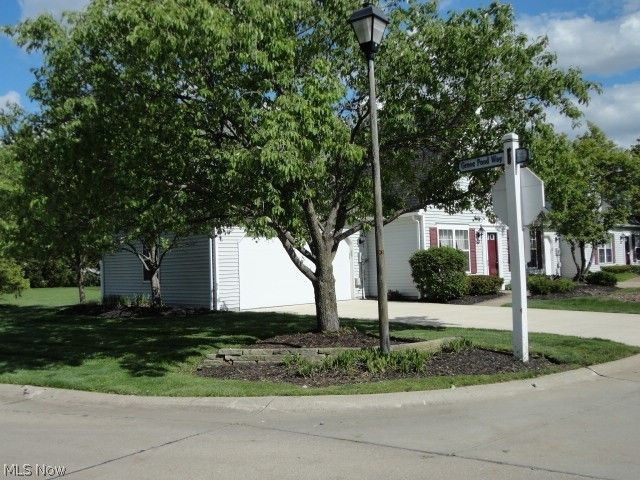 24690 Thicket Lane 32, Olmsted Falls, OH 44138