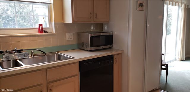 24690 Thicket Lane 32, Olmsted Falls, OH 44138