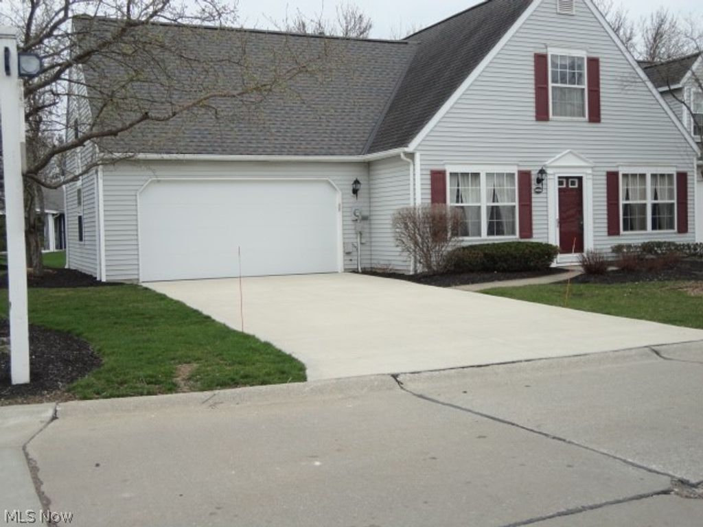24690 Thicket Lane 32, Olmsted Falls, OH 44138