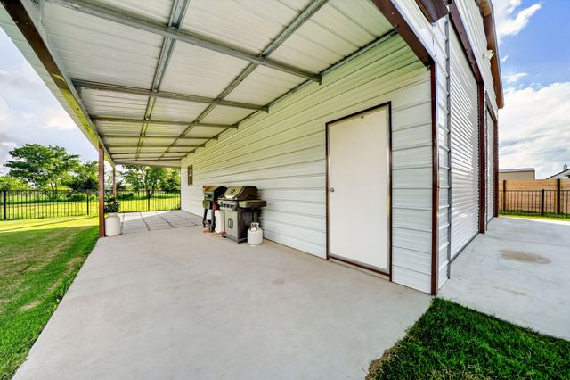 2446 Blackjack Oak Road, Oak Ridge, TX 75161