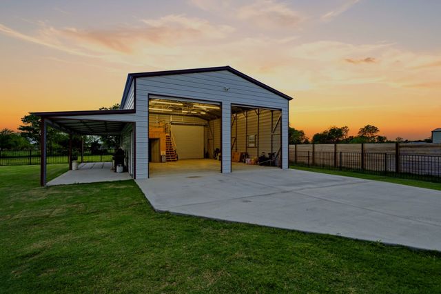 2446 Blackjack Oak Road, Oak Ridge, TX 75161