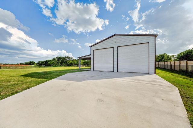 2446 Blackjack Oak Road, Oak Ridge, TX 75161