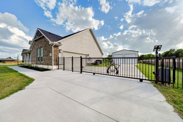 2446 Blackjack Oak Road, Oak Ridge, TX 75161
