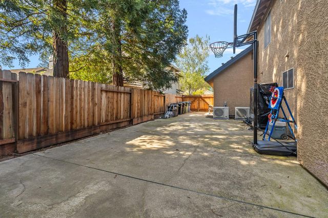 4816 Runway Dr, Fair Oaks, CA 95628