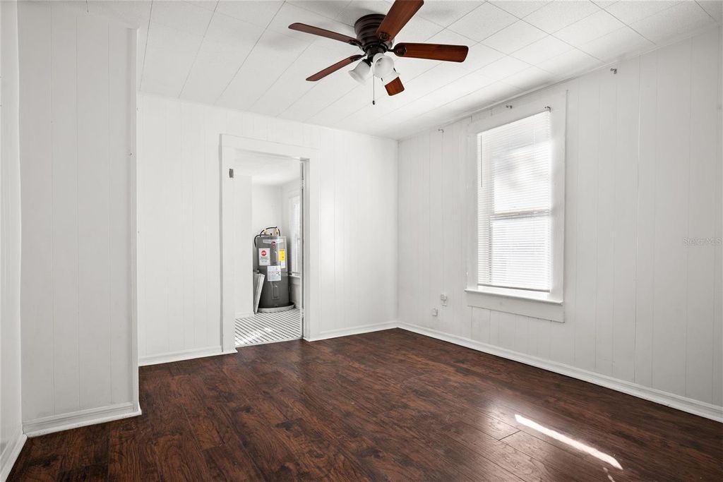 Image 11 of property listing at 211 E CLUSTER AVENUE, Tampa, FL 33604