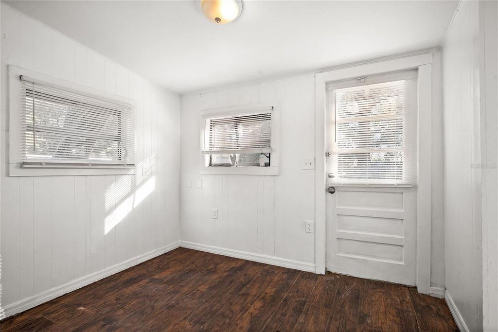 Image 13 of property listing at 211 E CLUSTER AVENUE, Tampa, FL 33604