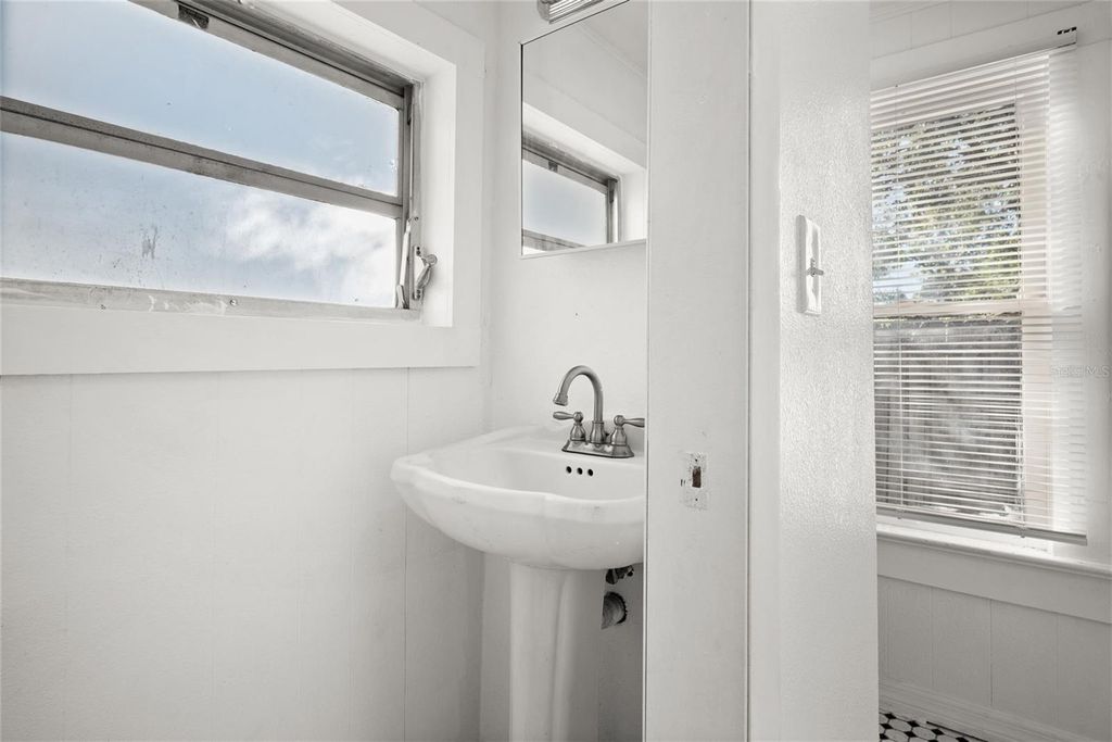 Image 15 of property listing at 211 E CLUSTER AVENUE, Tampa, FL 33604