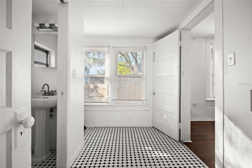 Image 17 of property listing at 211 E CLUSTER AVENUE, Tampa, FL 33604