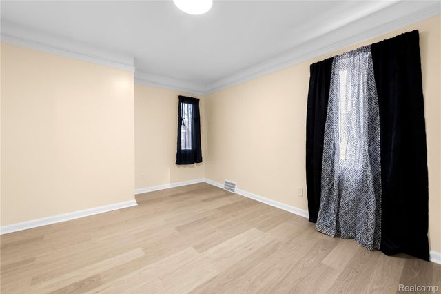 8060 Edward Avenue, Center Line, MI 48015