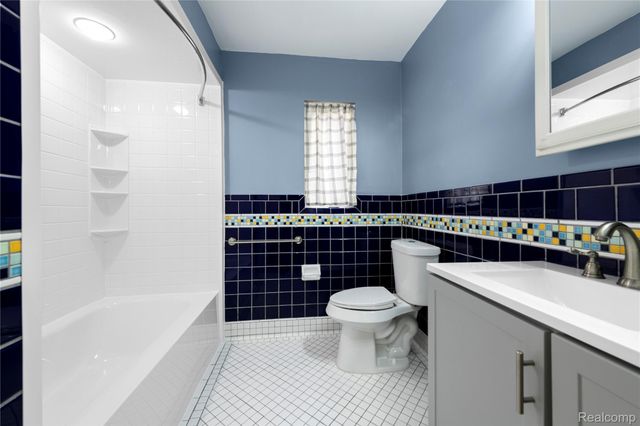 8060 Edward Avenue, Center Line, MI 48015