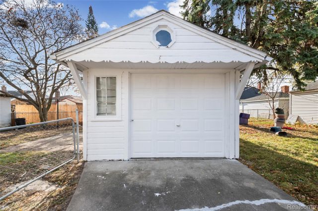 8060 Edward Avenue, Center Line, MI 48015