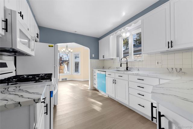 8060 Edward Avenue, Center Line, MI 48015