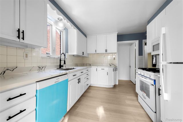 8060 Edward Avenue, Center Line, MI 48015