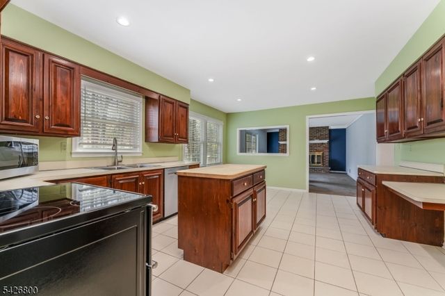894 Ardsley Ln, Bridgewater Twp., NJ 08807