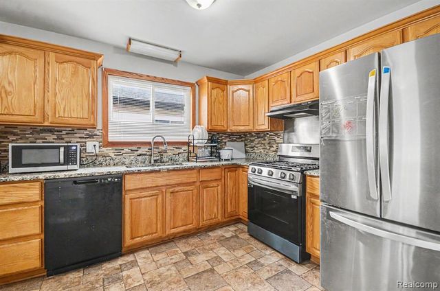 22844 Hillock Avenue, Warren, MI 48089