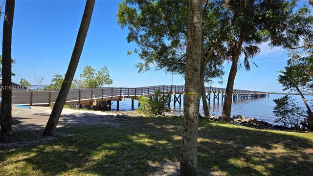 3381 Edgewood Ave., Fort Myers, FL 33916