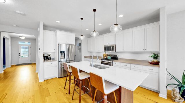 16636 Eagleview Drive, Lakeville, MN 55044