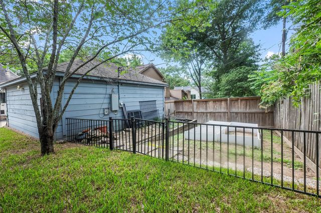 112 Broken Bough Lane, Conroe, TX 77304