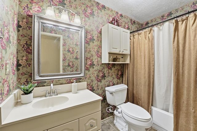 70 Oak Leaf Drive, Huffman, TX 77336