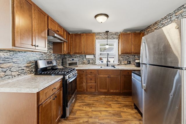 21 Golf St, Fairhaven, MA 02719