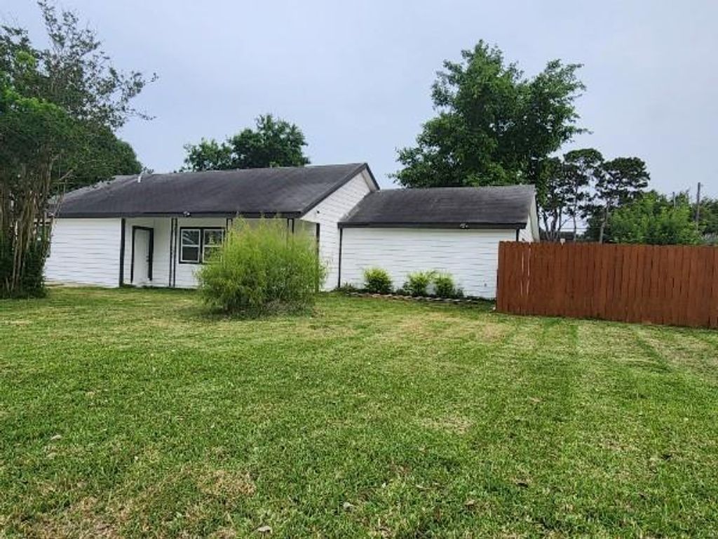 431 14th Avenue N, Texas City, TX 77590
