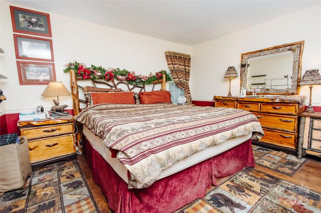 100 Wolf Shoals Drive, Hendersonville, NC 28739