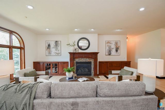 4800 S Caraway Cir Circle, Sioux Falls, SD 57108