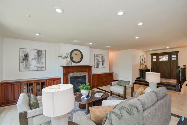 4800 S Caraway Cir Circle, Sioux Falls, SD 57108