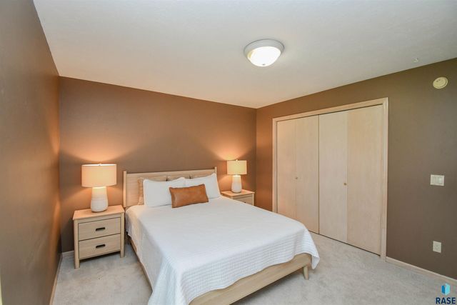 4800 S Caraway Cir Circle, Sioux Falls, SD 57108