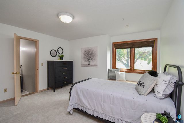 4800 S Caraway Cir Circle, Sioux Falls, SD 57108
