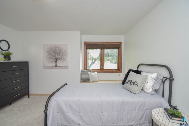 4800 S Caraway Cir Circle, Sioux Falls, SD 57108