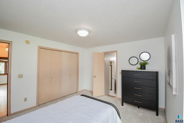 4800 S Caraway Cir Circle, Sioux Falls, SD 57108