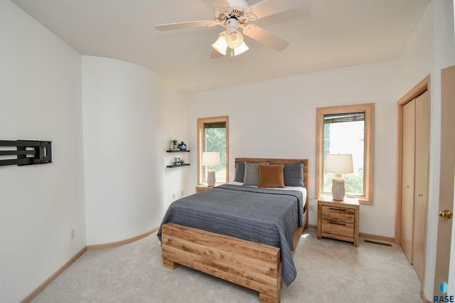 4800 S Caraway Cir Circle, Sioux Falls, SD 57108