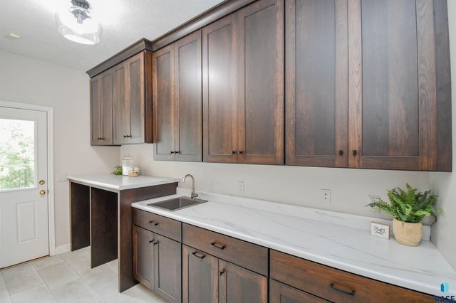 4800 S Caraway Cir Circle, Sioux Falls, SD 57108
