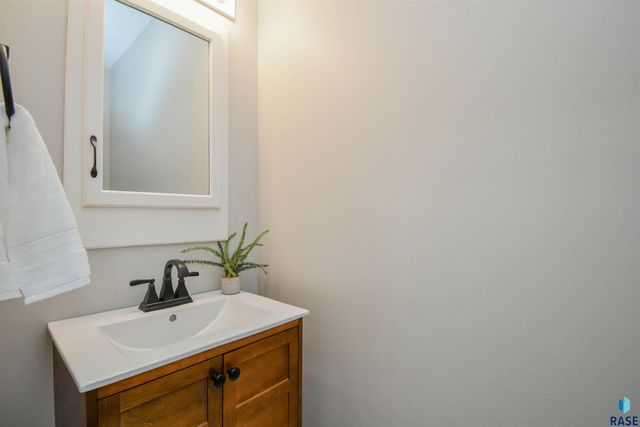 4800 S Caraway Cir Circle, Sioux Falls, SD 57108