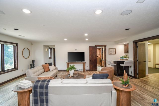 4800 S Caraway Cir Circle, Sioux Falls, SD 57108