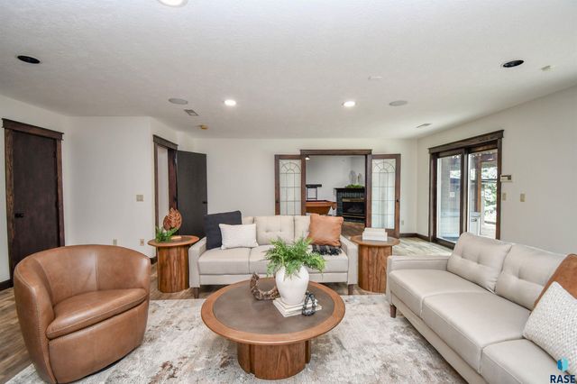 4800 S Caraway Cir Circle, Sioux Falls, SD 57108