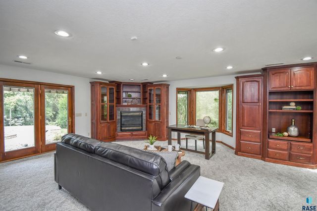4800 S Caraway Cir Circle, Sioux Falls, SD 57108