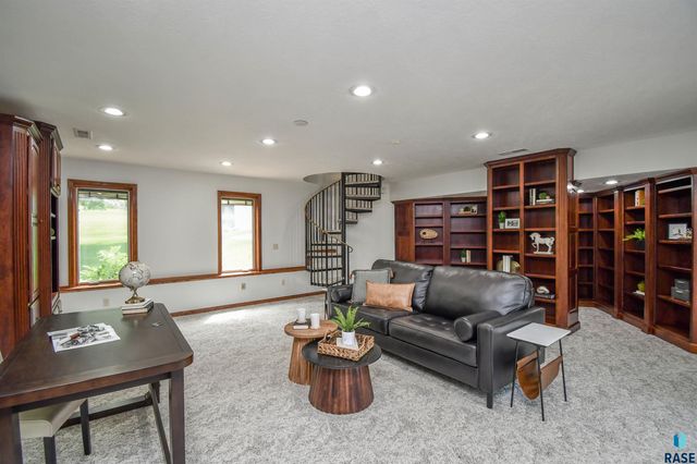4800 S Caraway Cir Circle, Sioux Falls, SD 57108