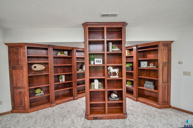 4800 S Caraway Cir Circle, Sioux Falls, SD 57108