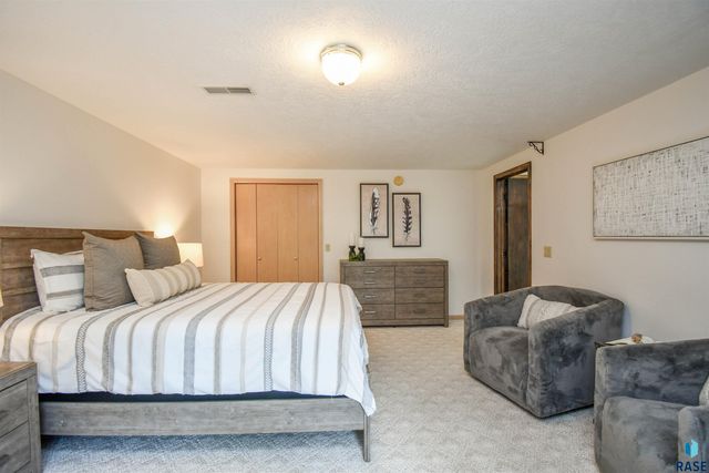 4800 S Caraway Cir Circle, Sioux Falls, SD 57108