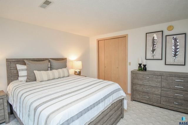 4800 S Caraway Cir Circle, Sioux Falls, SD 57108