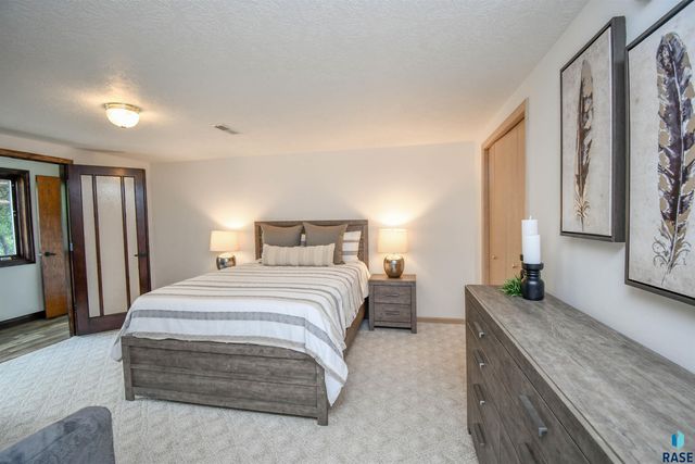 4800 S Caraway Cir Circle, Sioux Falls, SD 57108