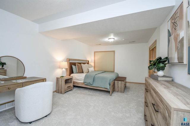 4800 S Caraway Cir Circle, Sioux Falls, SD 57108