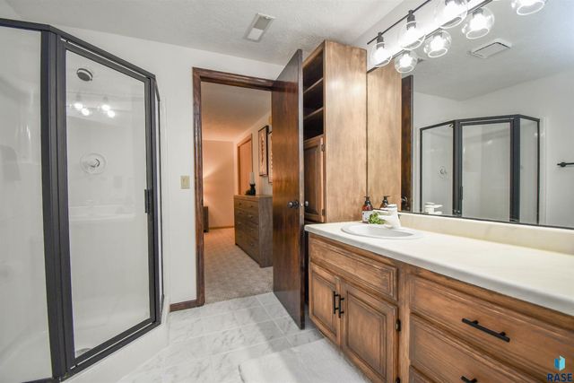 4800 S Caraway Cir Circle, Sioux Falls, SD 57108