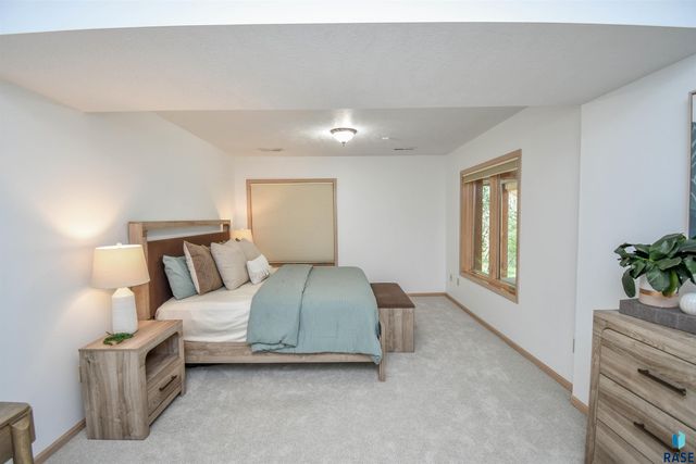 4800 S Caraway Cir Circle, Sioux Falls, SD 57108