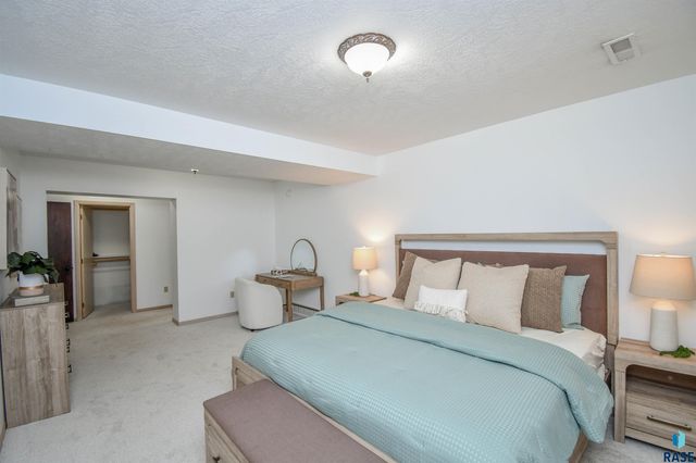 4800 S Caraway Cir Circle, Sioux Falls, SD 57108
